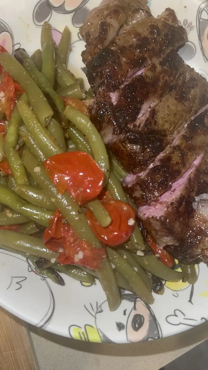 Healthy New York Strip with Green Beans and Tomatoes Recipe