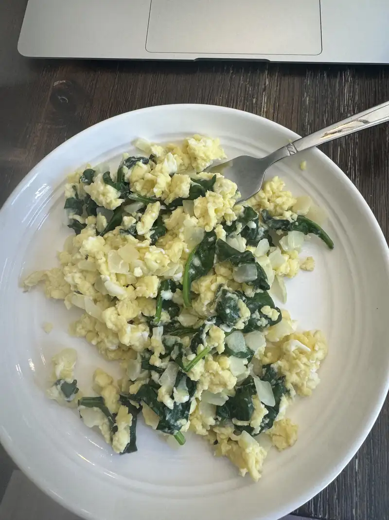 Healthy Scrambled Eggs with Spinach and Onions Recipe